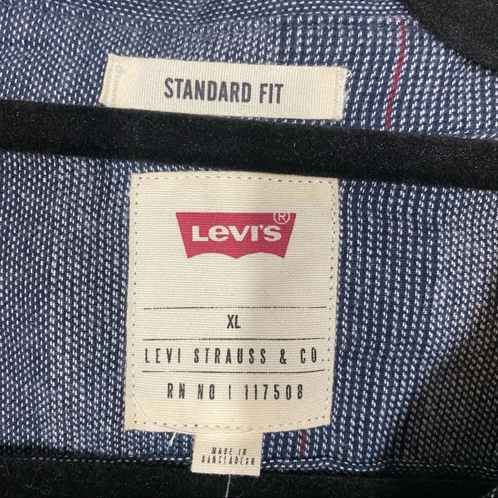 Levi’s Men’s standard fit blue striped long sleeve button down shirt